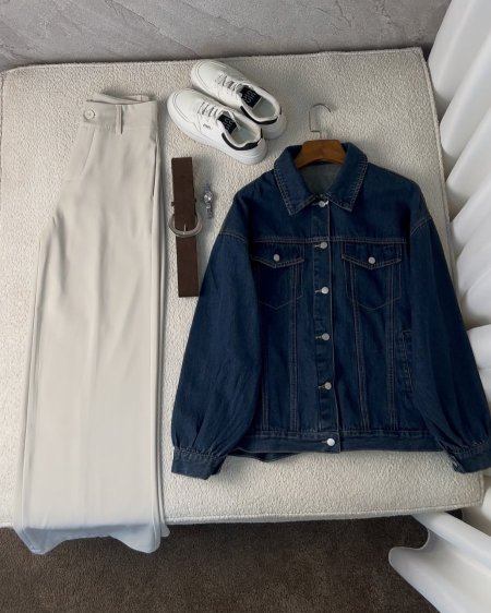 تنسيقة جاكيت جينز غامق + بنطلون بيج + قشاط