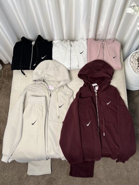 طقم Nike