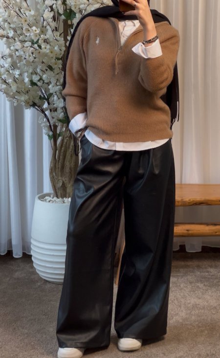 تنسيقة polo + قميص ابيض مع بنطلون جلد